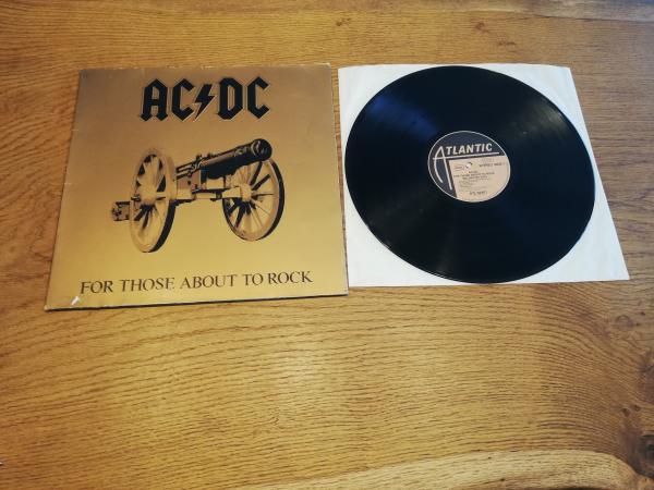 AC/DC For those about to Rock We salute you Atlantic 1981 ATL K 50 851)Deutsche Pressung VG+/VG(Frontcover minimal beschrieben)